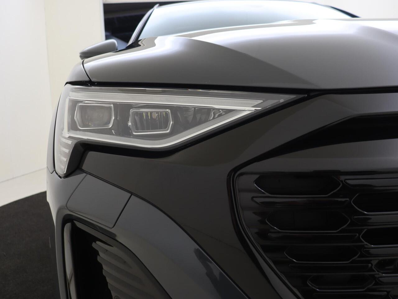 Audi Q8 e-tron 55 quattro S Edition Competition 115 kWh | Panoramadak | Trekhaak | Luchtvering | Adaptieve cruise control | LED koplampen | Achteruitrijcamera | Grootlichtassistent | Stoelverwarming |