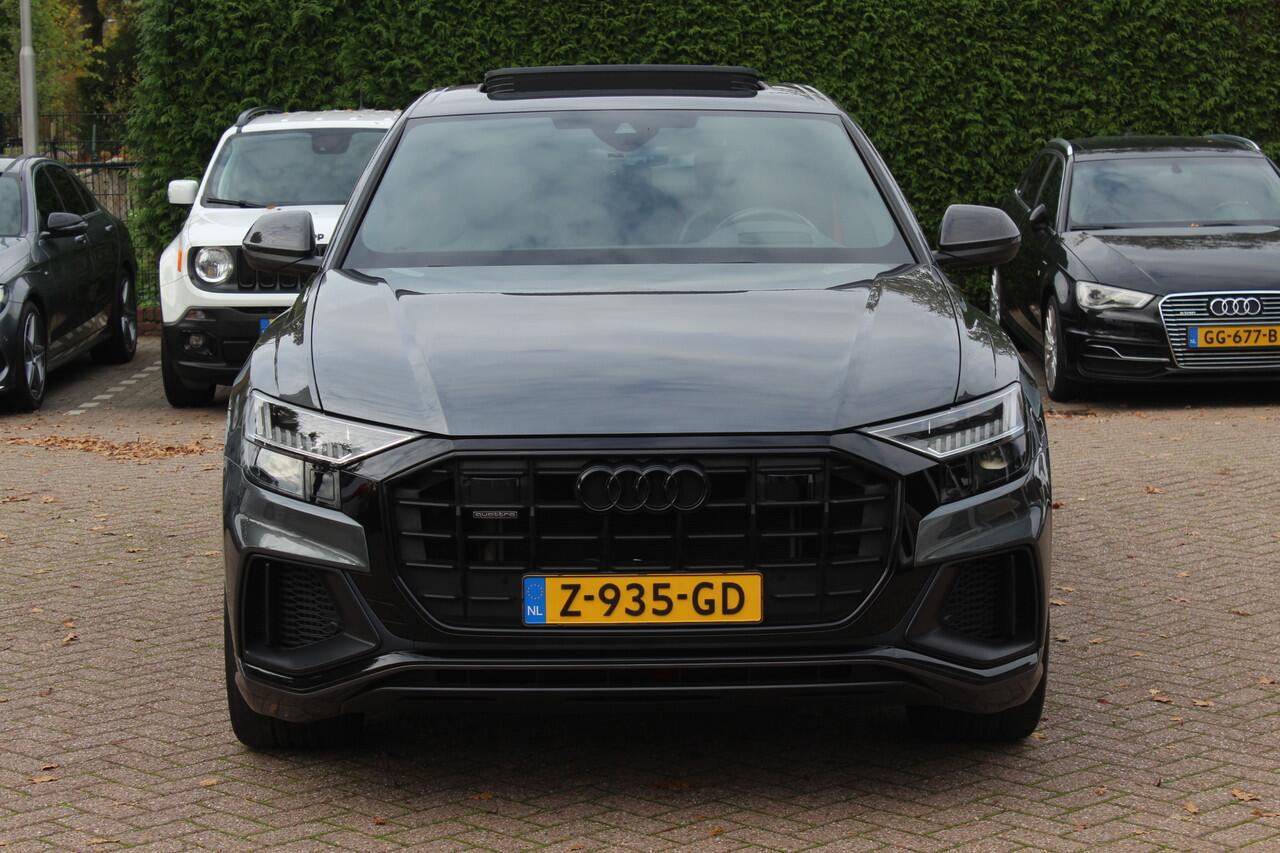 Audi Q8 55 TFSI quattro Pro Line S / Trekhaak / Panoramadak / Camera / Head-up / Luxe Leder / Carbon / 22'' / RS Seats / Keyless / Sfeerverlichting / Matrix LED / Stoelventilatie / Stuur+Stoelverwarming / DAB / ACC / Stoelm