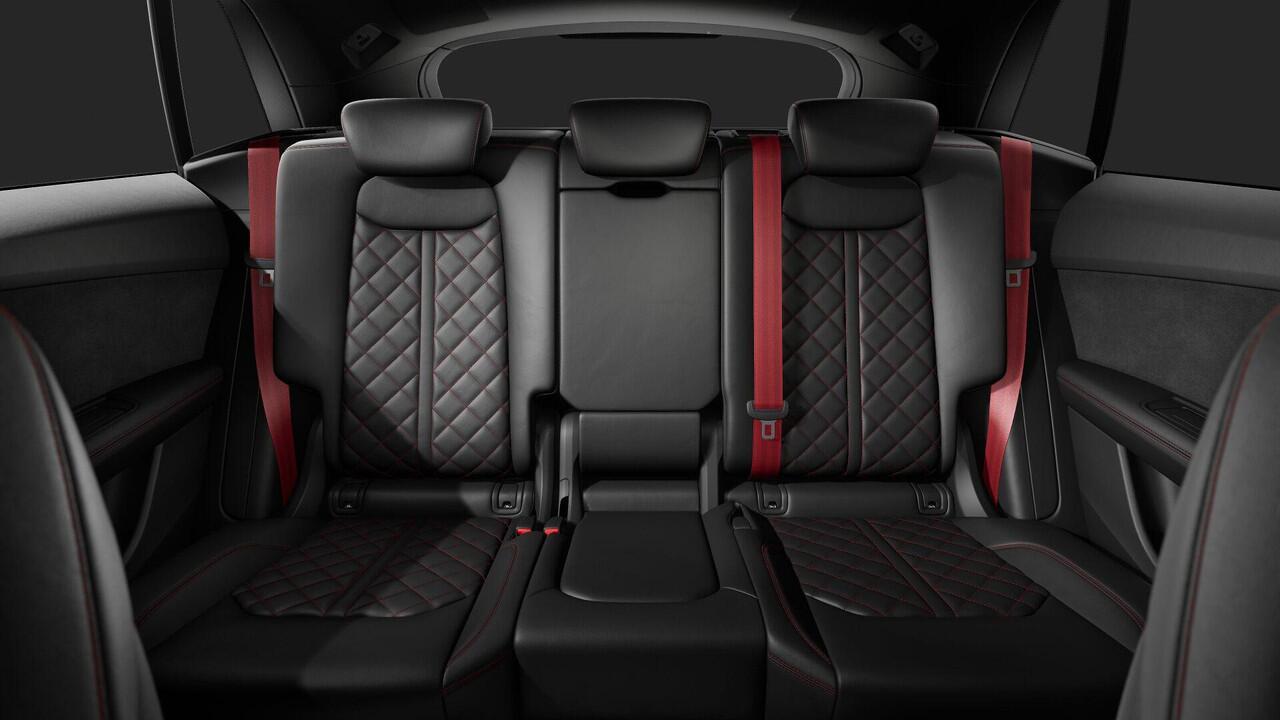 Audi Q8 55 TFSI e quattro Pro Line S 394pk | Rood stiksel / Gordels | Panoramadak | B&O | Vierwielbesturing | Ass.Plus.Remote | Sportstoel Plus | 23'' inch Zwart | Trekhaak |