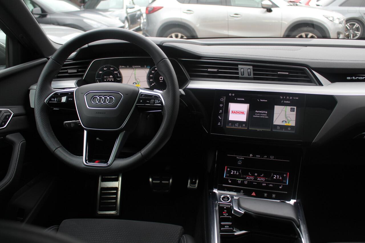 Audi Q8 Sportback e-tron 55 quattro S Edition Competition 115 kWh / SoH 94.8 % / Trekhaak / Panoramadak / Camera / Sfeerverlichting / 21'' / Keyless / Luchtvering / Stuurverwarming / DAB / ACC