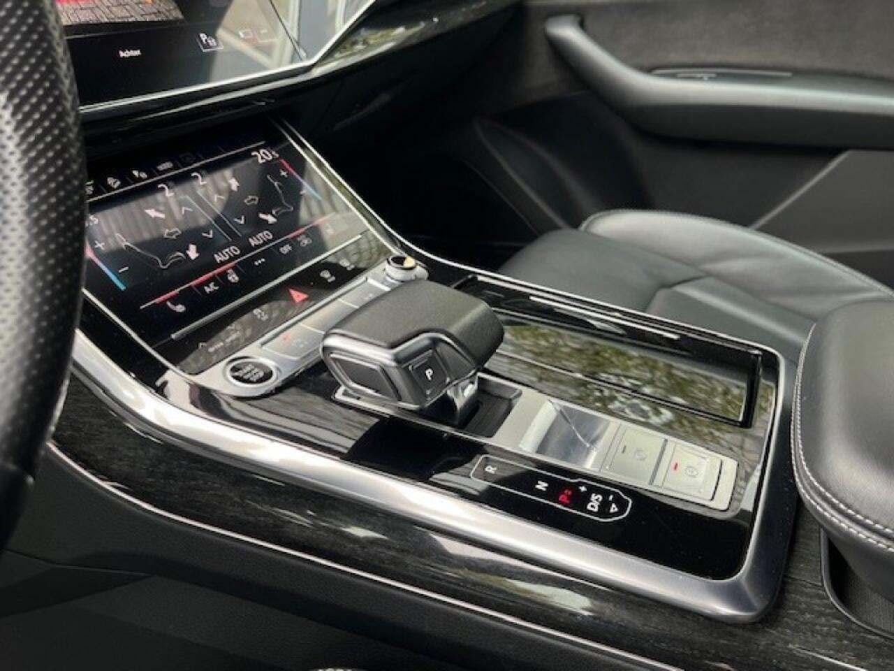 Audi Q8 55 TFSI E Q S-LINE - LEDER - EL. TREKH. - 22 INCH