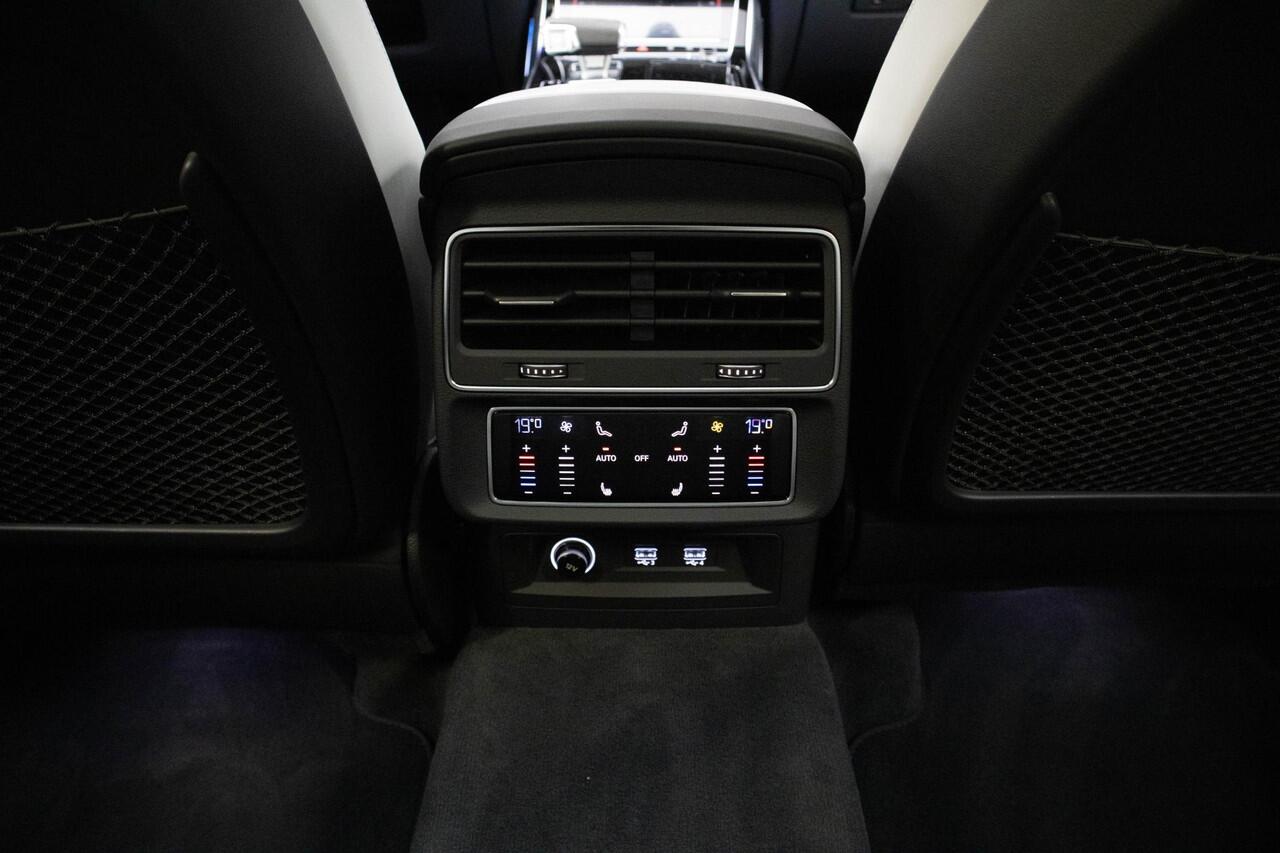 Audi Q8 4.0 TFSI RS Q8 quattro | B&O Advanced | Audi exclusive Leder | City | Tour | Parking | Panorama | Trekhaak | 23 Inch | Matrix |