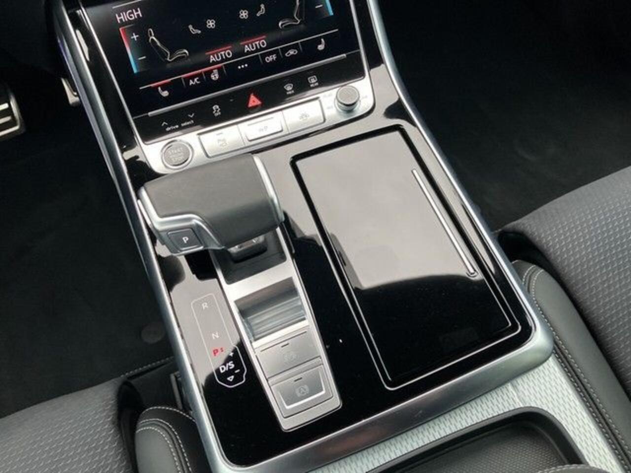 Audi Q8 55 TFSI e Quattro S Line 394 PK ACC Head-Up Luchtvering Bang und Olufsen Matrix 21 Inch