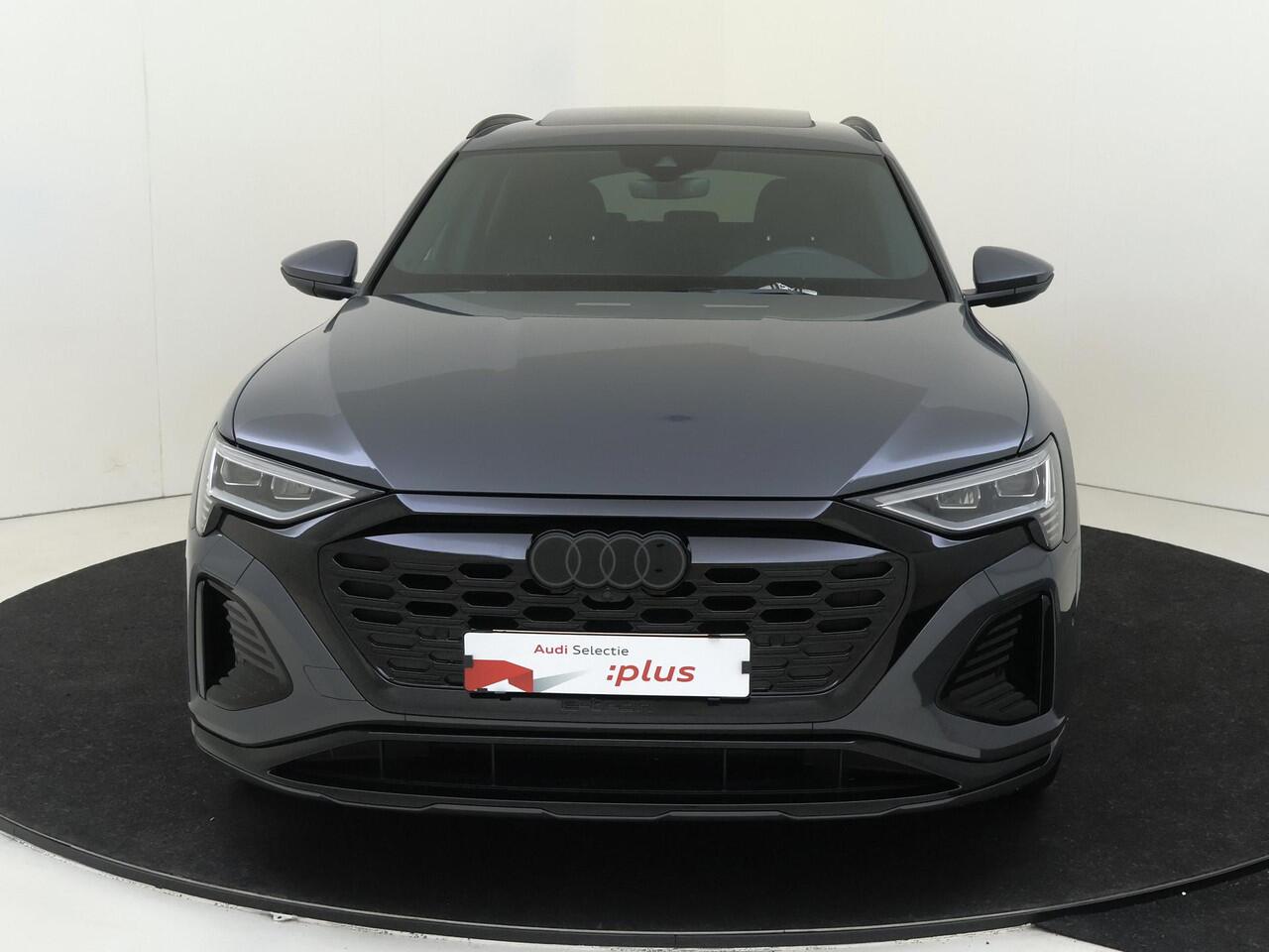 Audi Q8 e-tron 55 quattro S Edition Competition 115 kWh | Panoramadak | Trekhaak | Luchtvering | Adaptieve cruise control | LED koplampen | Achteruitrijcamera | Grootlichtassistent | Stoelverwarming |