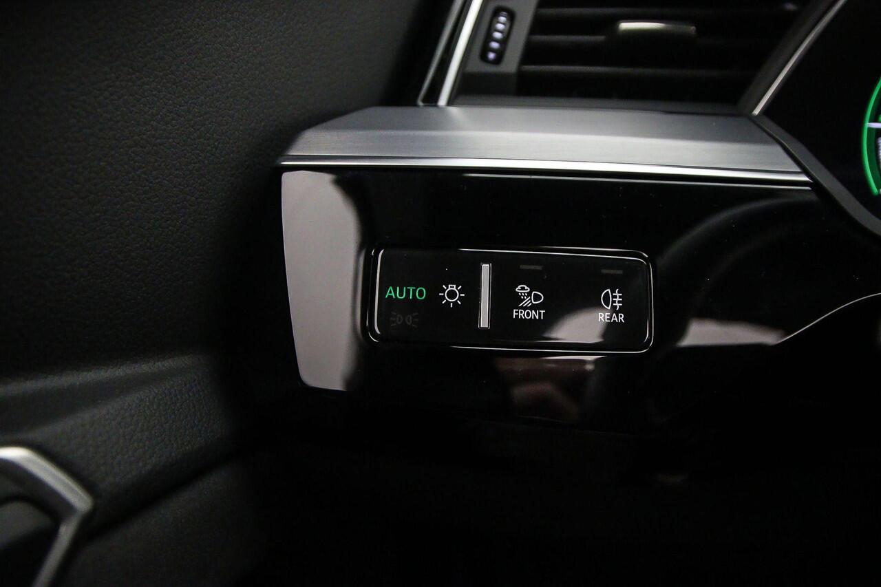 Audi Q8 e-tron 55 quattro S Edition 115 kWh | Trekhaak | Tour | Pano | Memory | Rolgordijnen | Ambient Lighting | Carplay | ACC |