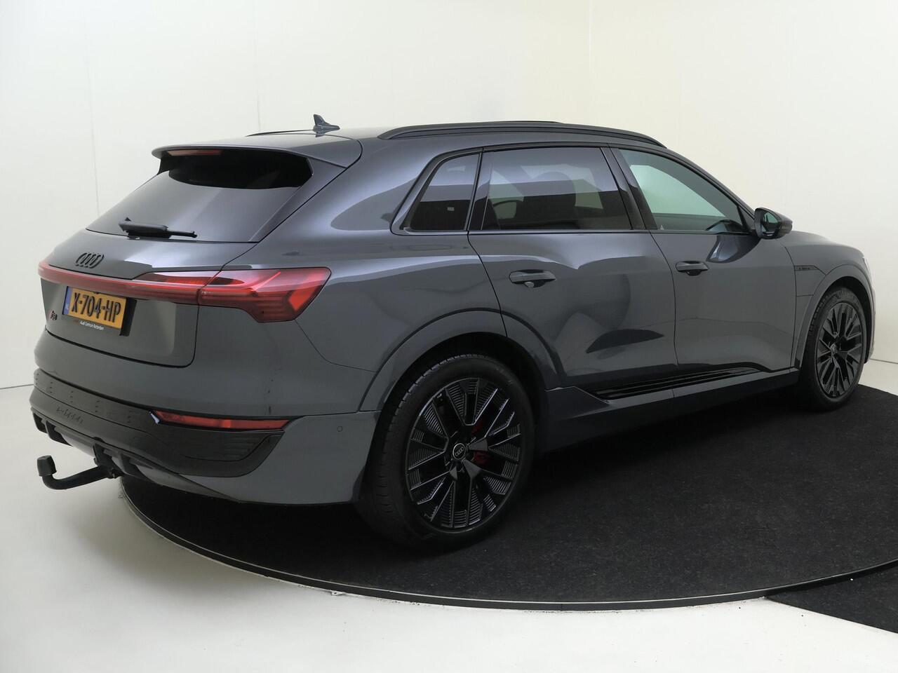 Audi Q8 e-tron 55 quattro S Edition Competition 115 kWh | Panoramadak | Trekhaak | Luchtvering | Adaptieve cruise control | LED koplampen | Achteruitrijcamera | Grootlichtassistent | Stoelverwarming |