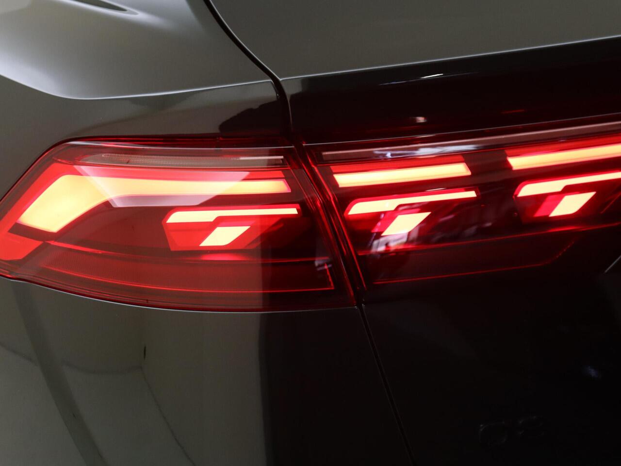 Audi Q8 55 TFSI e quattro Pro Line S | Exclusive kleur Tiefgruen Pareleffect | Panoramadak | Supersportstoelen | Stoelventilatie | OLED achterlichten | Adaptive cruisecontrol