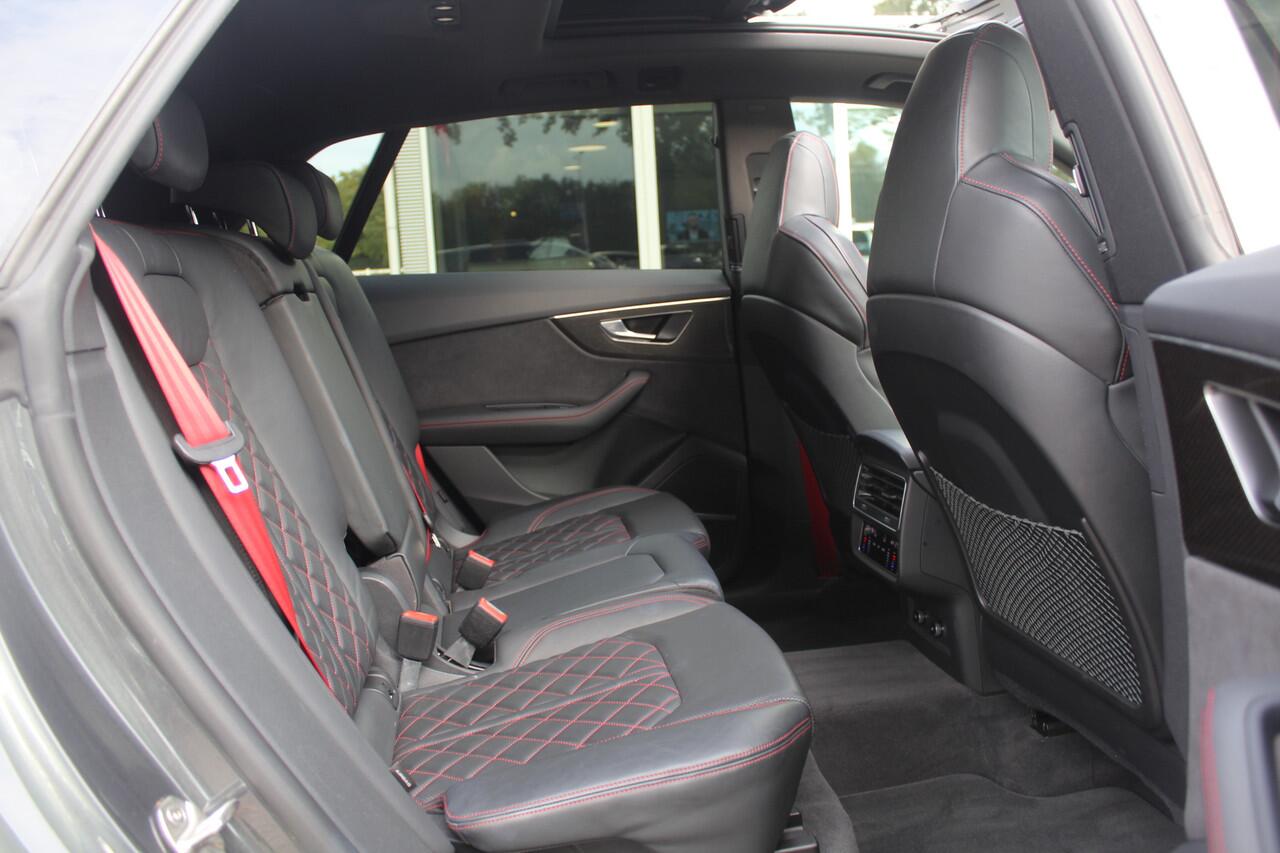 Audi Q8 55 TFSI quattro Pro Line S / Trekhaak / Panoramadak / Camera / Head-up / Luxe Leder / Carbon / 22'' / RS Seats / Keyless / Sfeerverlichting / Matrix LED / Stoelventilatie / Stuur+Stoelverwarming / DAB / ACC / Stoelm