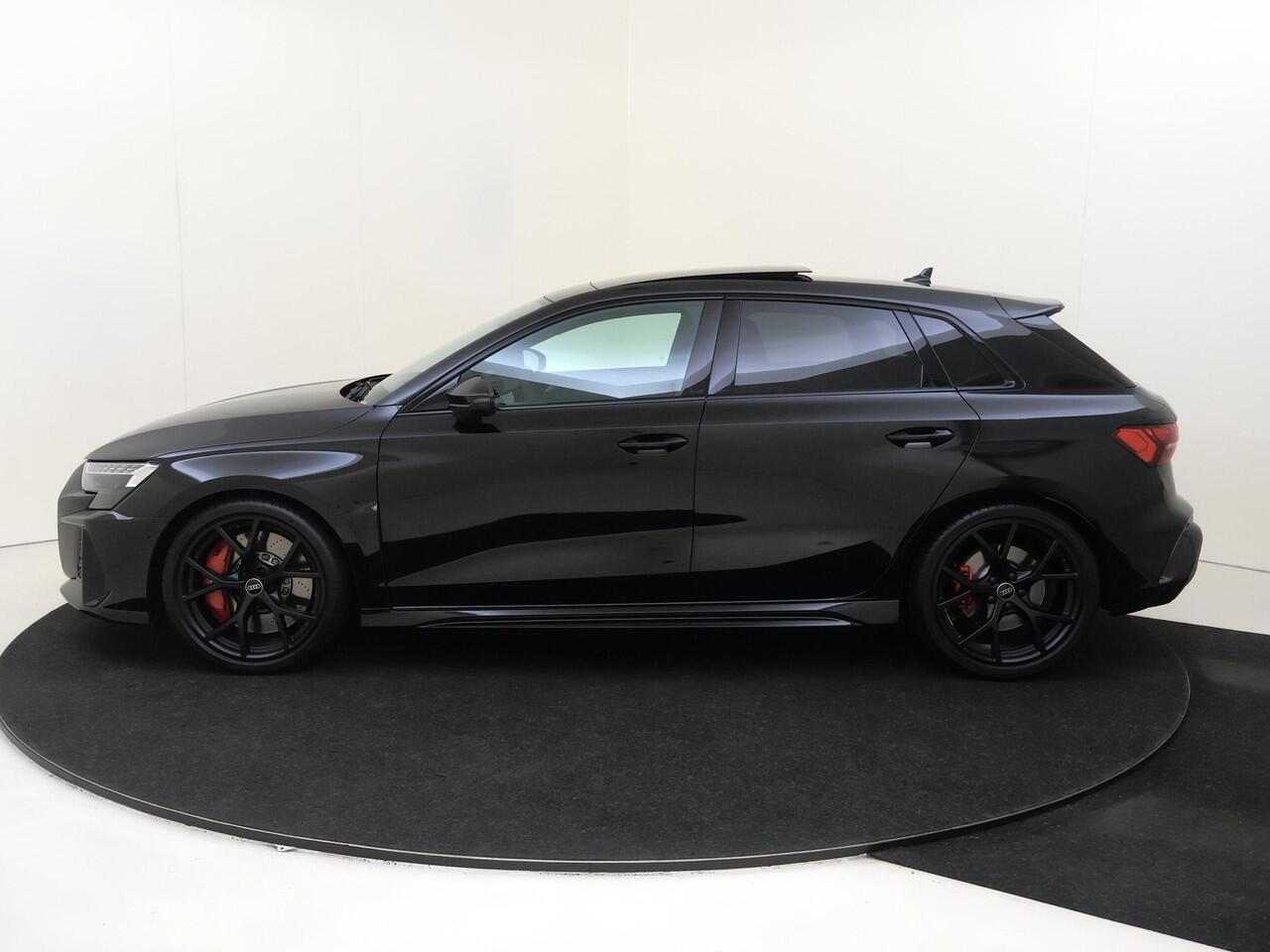 Audi RS3 Sportback 2.5 TFSI quattro | Panoramadak | RS-schaalstoelen | Head-op display | RS-sportuitlaat | SONOS audio | Parkeerassistent | Dodehoek detectie |