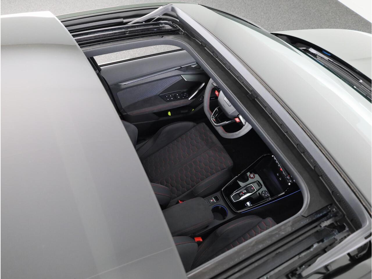 Audi RS3 Sportback 2.5 TFSI quattro 400pk Panoramadak | Schaal stoelen | Head Up Display | Sonsos audio