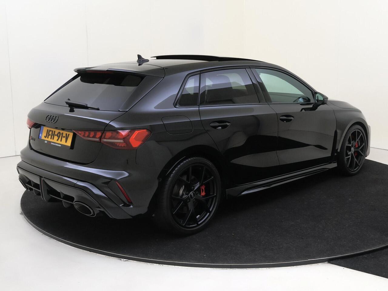 Audi RS3 Sportback 2.5 TFSI quattro | Panoramadak | RS-schaalstoelen | Head-op display | RS-sportuitlaat | SONOS audio | Parkeerassistent | Dodehoek detectie |