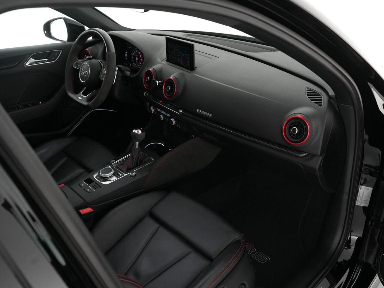 Audi RS3 Limousine 2.5 400pk TFSI quattro |panoramadak|RS-seats|B&O|blind spot|ACC|parkeercamera|stoelverwarming|