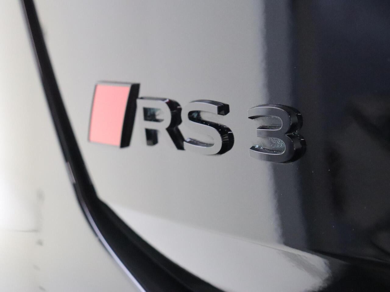 Audi RS3 Sportback 2.5 TFSI quattro | Panoramadak | RS-schaalstoelen | Head-op display | RS-sportuitlaat | SONOS audio | Parkeerassistent | Dodehoek detectie |