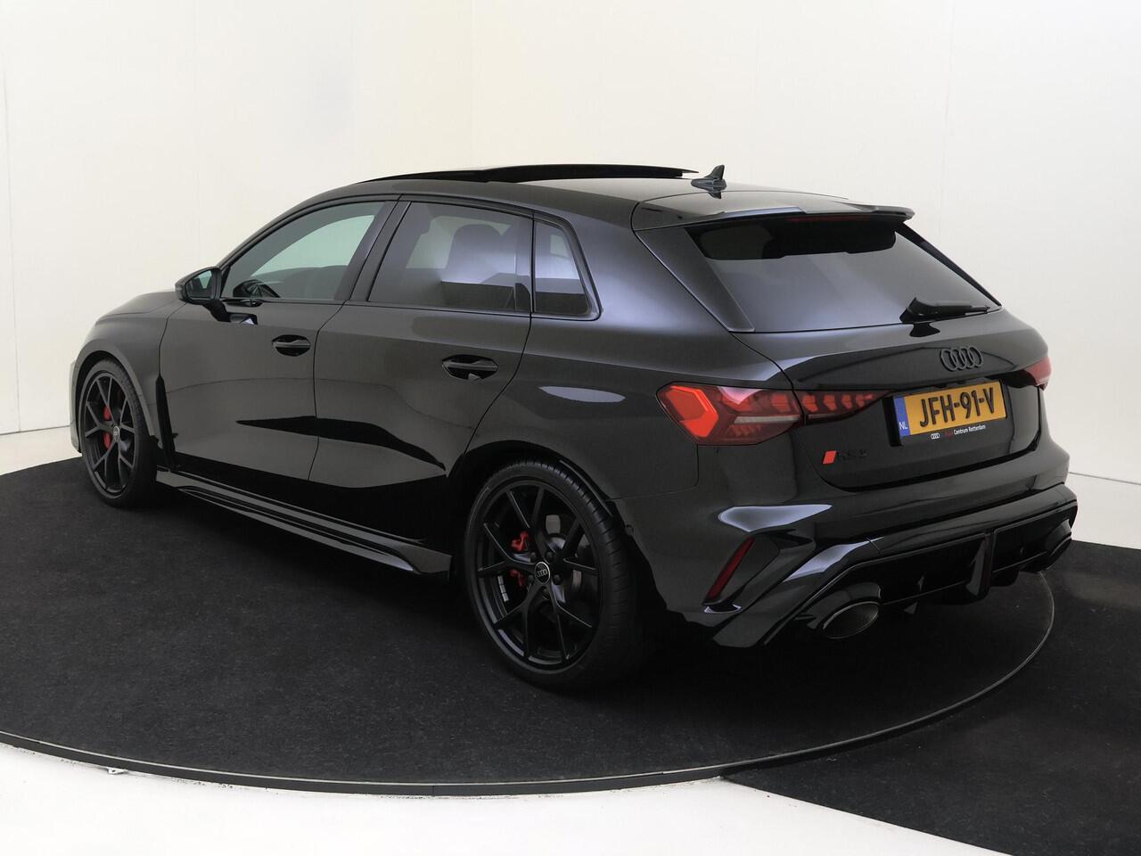 Audi RS3 Sportback 2.5 TFSI quattro | Panoramadak | RS-schaalstoelen | Head-op display | RS-sportuitlaat | SONOS audio | Parkeerassistent | Dodehoek detectie |