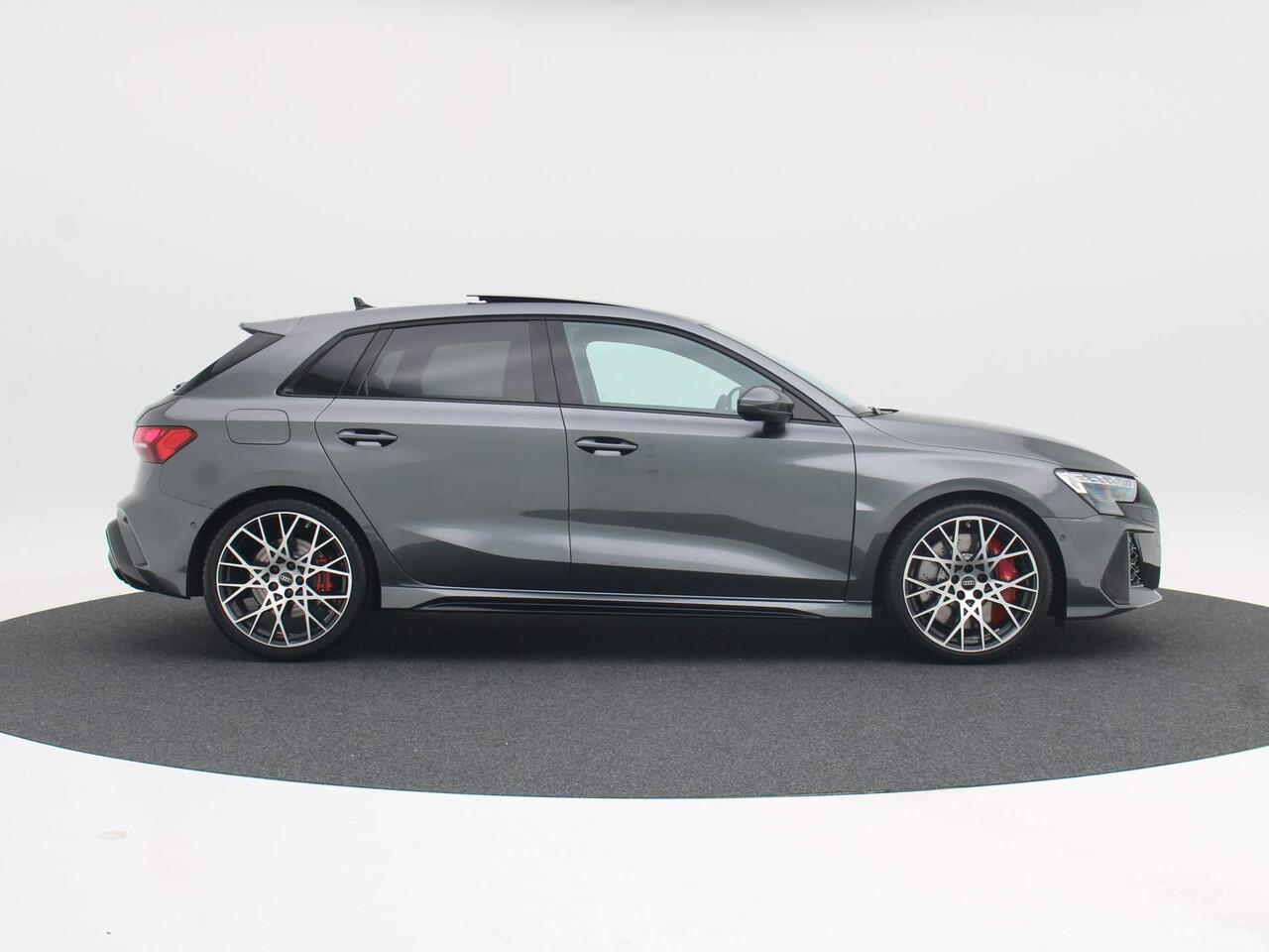 Audi RS3 Sportback 2.5 FSI | 400 PK Sportback | Privacyglas | 19 inch | Panoramadak | RS Sportuilaatsysteem | Sonos 3D |
