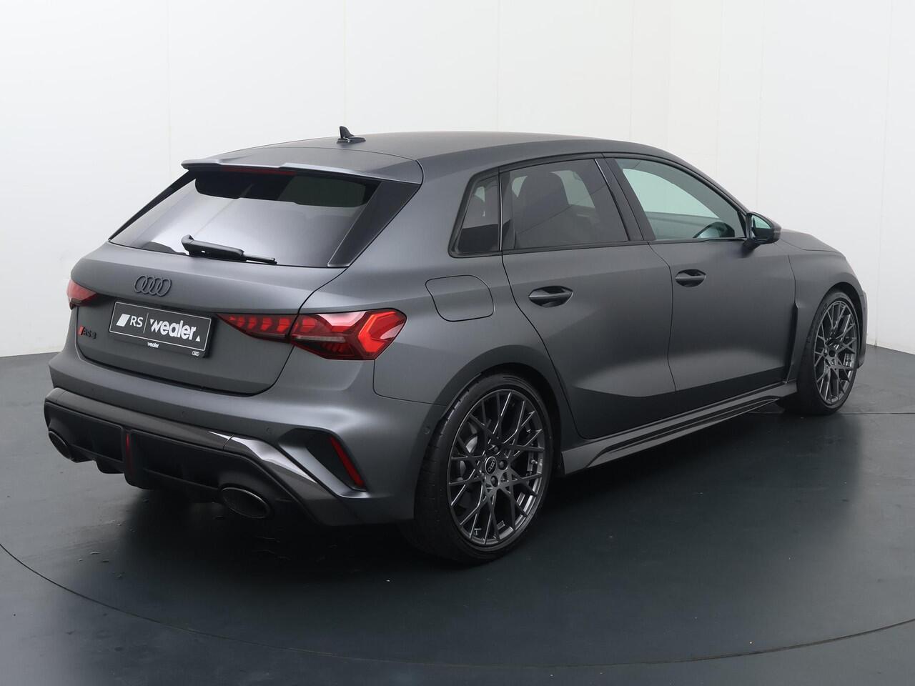 Audi RS3 Sportback 2.5 TFSI Quattro | 400 PK | Matrix LED lampen | RS Schaalstoelen | Audi Exclusive lak | SONOS premium 3D Sound | Topsnelheid 280 km/u | RS Sportuitlaat | Fabrieksgarantie tot 12-2029 of 100.000km| S line |