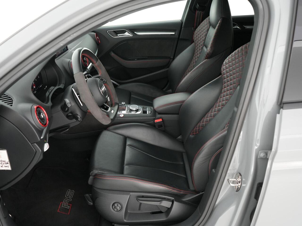 Audi RS3 Limousine 2.5 460pk TFSI quattro |APR stage 1|APR carbon air intake|Akrapovic|RS-stoelen|Bang&Olufsen|digital cockpit|Apple Carplay|Matrix-LED|blind spot|