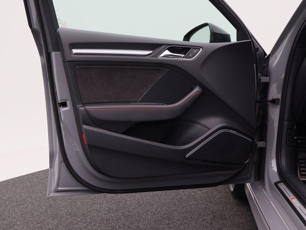 Audi RS3 Limousine 2.5 TFSi 400 Pk RS 3 quattro | Panorama Dak | B&O Audio | Camera | Bluetooth | Adaptive Cruise | Climate Control | 19 Inch | 68.435 Km