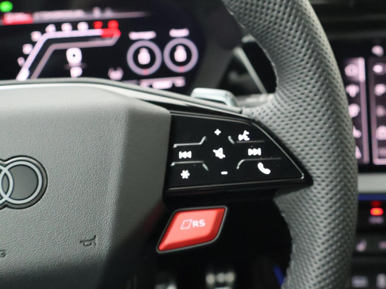 Audi RS3 Sportback 2.5 FSI 295 kW / 400 PK | Sonos premium 3d | Pneumatische lendensteunen | Velgen 10-kr.sp. zwart | Topsnelheid 280 km/h | Glazen panoramadak | Rs-sportuitlaatsysteem | Assis.pak driving+parking plus | Climate pakket plus | Matrix koplampen | Com