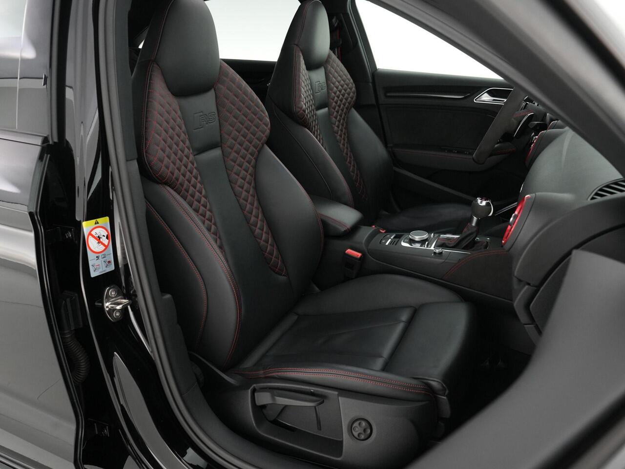 Audi RS3 Limousine 2.5 400pk TFSI quattro |panoramadak|RS-seats|B&O|blind spot|ACC|parkeercamera|stoelverwarming|