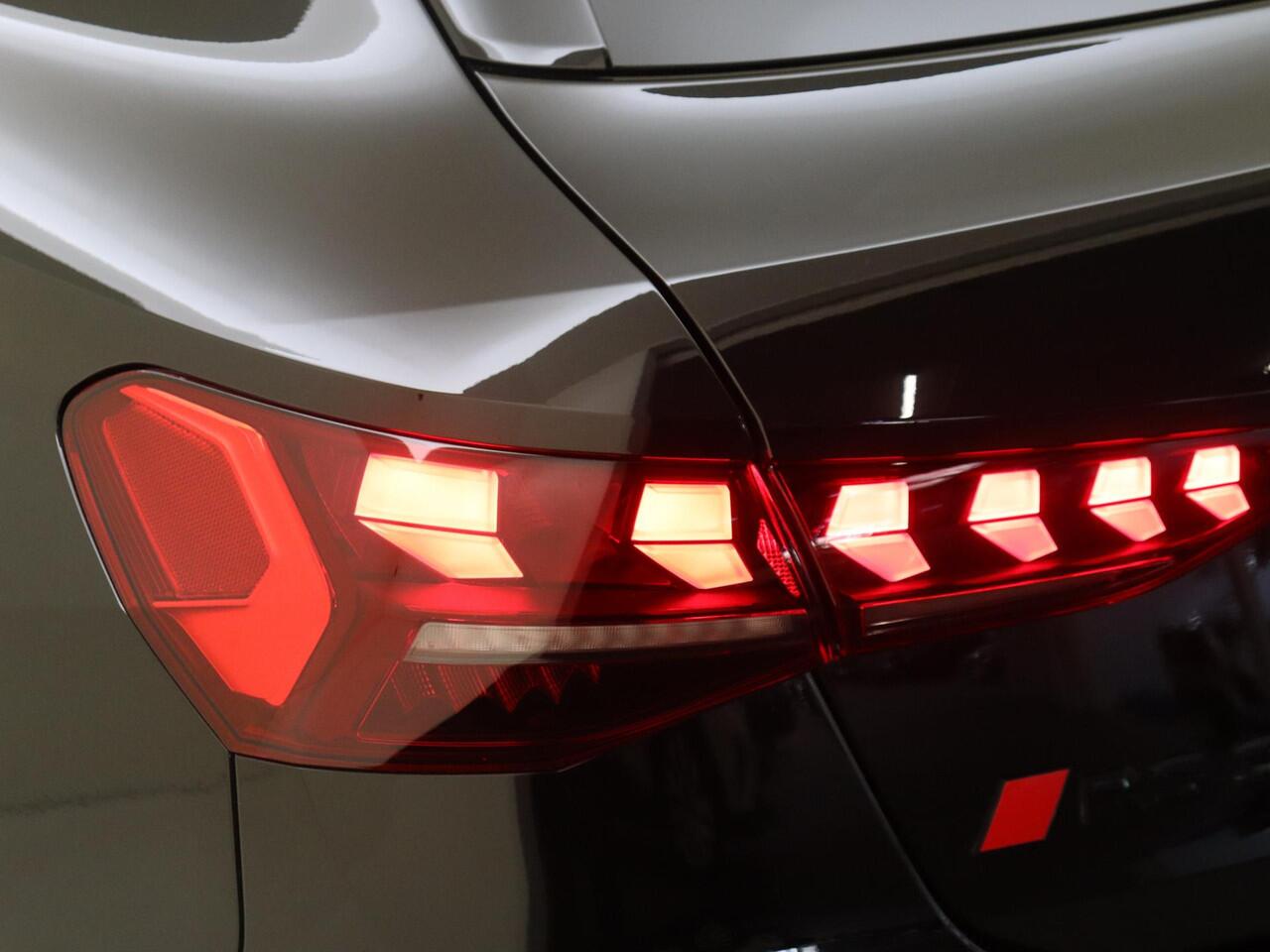 Audi RS3 Sportback 2.5 TFSI quattro | Panoramadak | RS-schaalstoelen | Head-op display | RS-sportuitlaat | SONOS audio | Parkeerassistent | Dodehoek detectie |