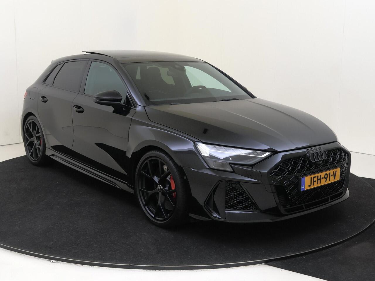 Audi RS3 Sportback 2.5 TFSI quattro | Panoramadak | RS-schaalstoelen | Head-op display | RS-sportuitlaat | SONOS audio | Parkeerassistent | Dodehoek detectie |