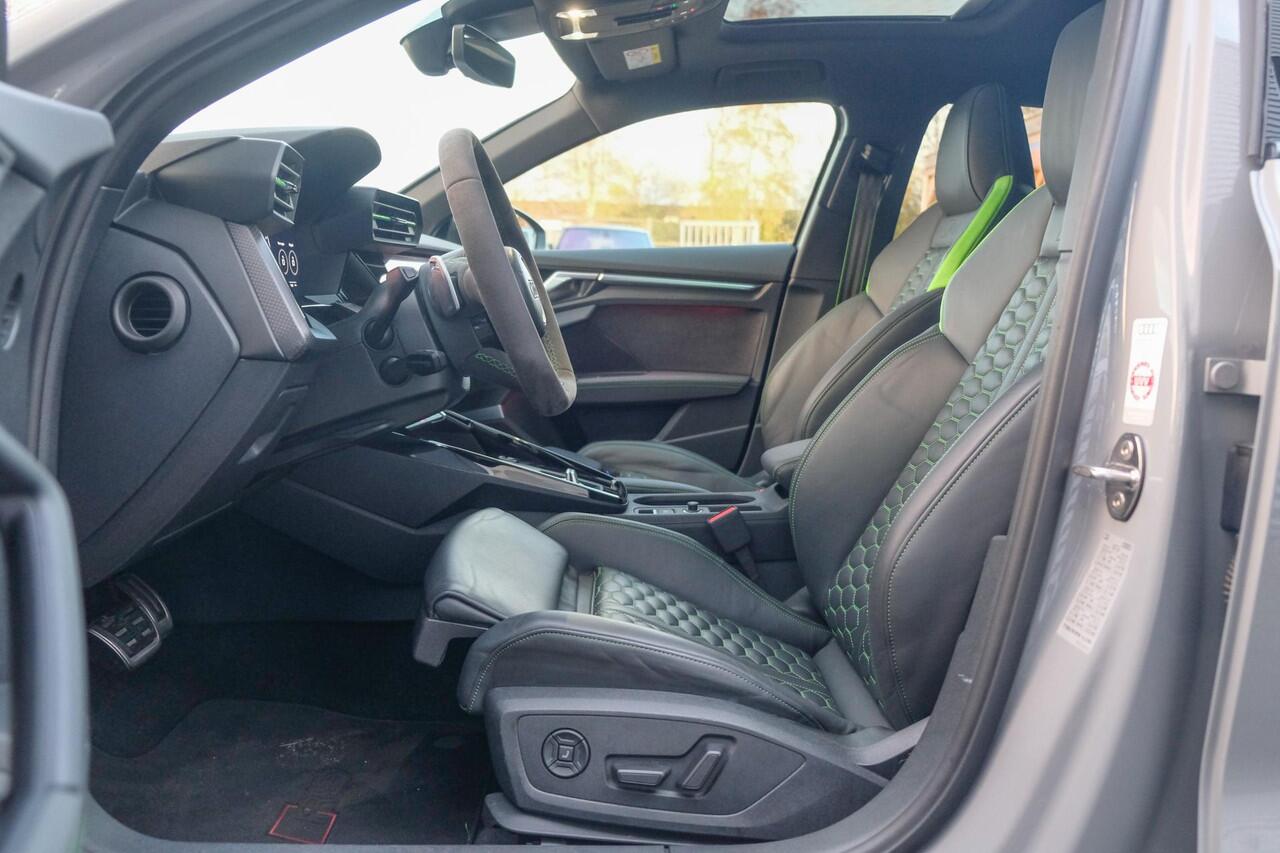 Audi RS3 Sportback 2.5 TFSI 400PK Quattro Hulk Panoramadak *BTW* Keramisch VOL! Massage B&O audio RS Dynamic