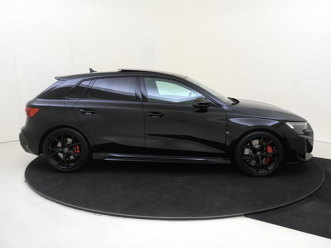 Audi RS3 Sportback 2.5 TFSI quattro | Panoramadak | RS-schaalstoelen | Head-op display | RS-sportuitlaat | SONOS audio | Parkeerassistent | Dodehoek detectie |
