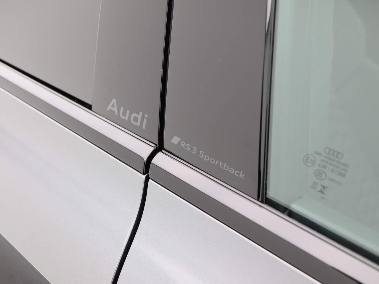 Audi RS3 Sportback 2.5 FSI | 400 PK Sportback | Privacyglas | 19 inch | Panoramadak | RS Sportuilaatsysteem | Sonos 3D |