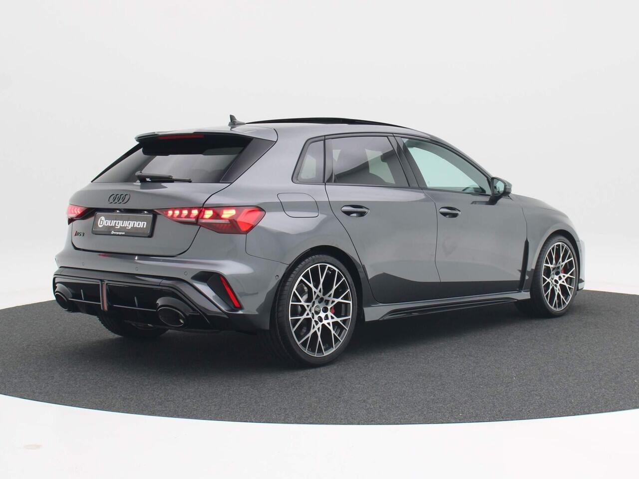 Audi RS3 Sportback 2.5 FSI | 400 PK Sportback | Privacyglas | 19 inch | Panoramadak | RS Sportuilaatsysteem | Sonos 3D |