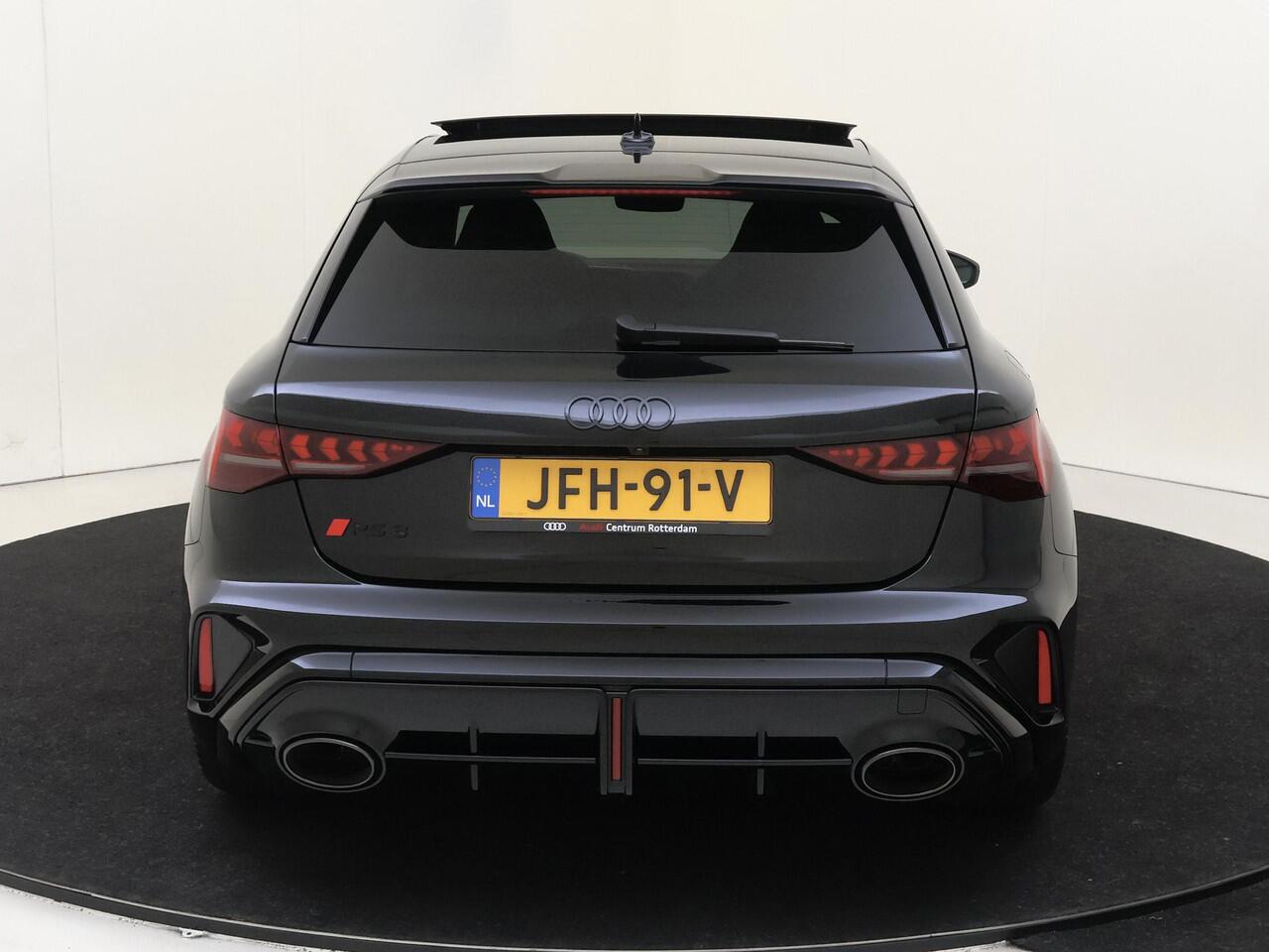 Audi RS3 Sportback 2.5 TFSI quattro | Panoramadak | RS-schaalstoelen | Head-op display | RS-sportuitlaat | SONOS audio | Parkeerassistent | Dodehoek detectie |