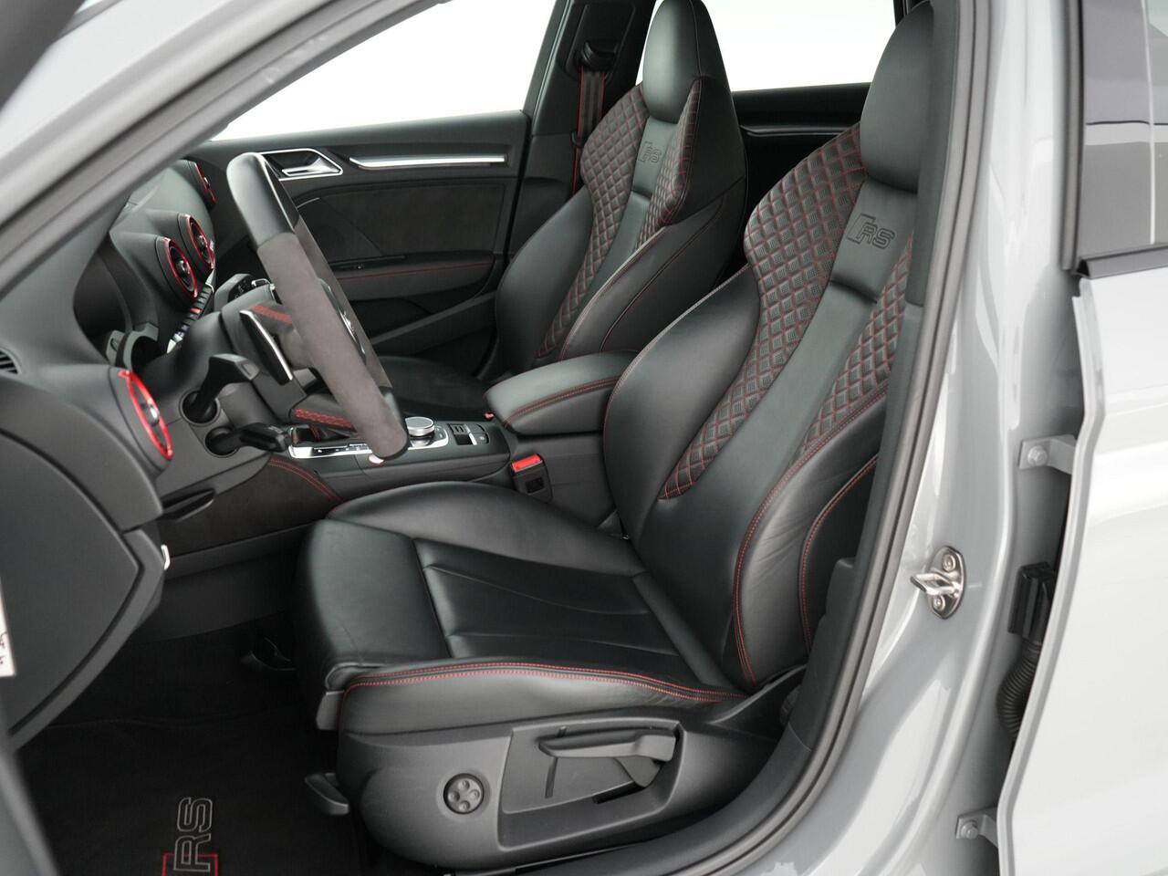 Audi RS3 Limousine 2.5 460pk TFSI quattro |APR stage 1|APR carbon air intake|Akrapovic|RS-stoelen|Bang&Olufsen|digital cockpit|Apple Carplay|Matrix-LED|blind spot|