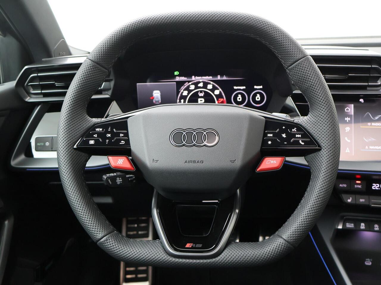 Audi RS3 Sportback 2.5 FSI 295 kW / 400 PK | Sonos premium 3d | Pneumatische lendensteunen | Velgen 10-kr.sp. zwart | Topsnelheid 280 km/h | Glazen panoramadak | Rs-sportuitlaatsysteem | Assis.pak driving+parking plus | Climate pakket plus | Matrix koplampen | Com
