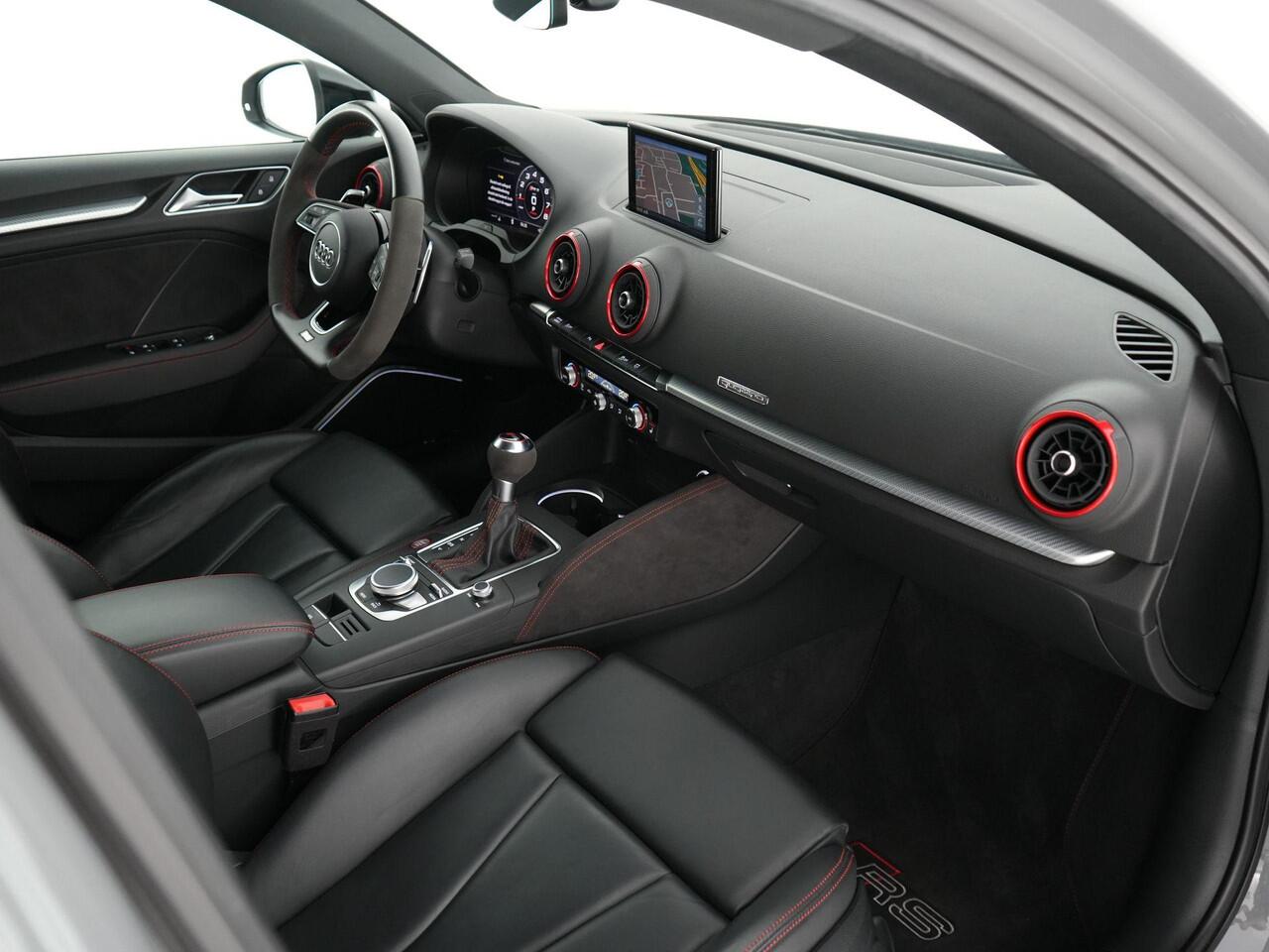 Audi RS3 Limousine 2.5 460pk TFSI quattro |APR stage 1|APR carbon air intake|Akrapovic|RS-stoelen|Bang&Olufsen|digital cockpit|Apple Carplay|Matrix-LED|blind spot|