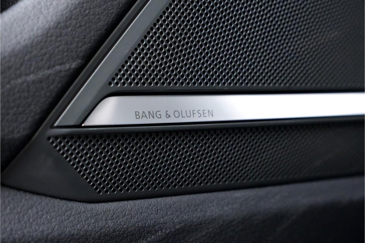 Audi RS6 Avant 4.0 TFSI 441kW/600pk Aut8 Quattro Performance LUCHTVERING + SOFTCLOSE + BANG&OLUFSEN + STANDKACHEL + 360 CAMERA + HEAD-UP + DUBBEL GLAS + ADAPT.CRUISE + LANE ASSIST + MATRIX LED + STOELVERWARMING&-VENTILATIE + HEAD-UP + EL.TREKHAAK + 22" LM-VELGEN!!