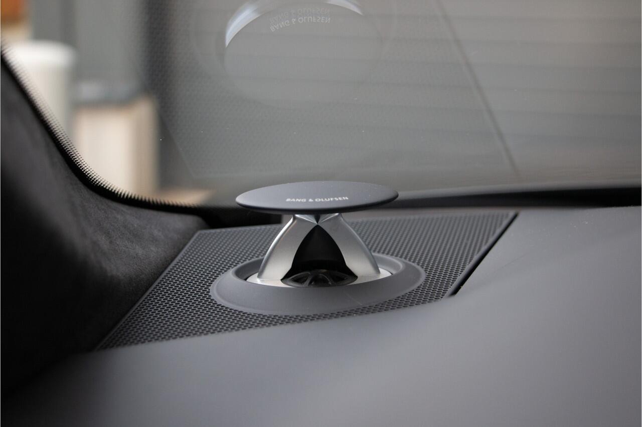 Audi RS6 Avant V8 600PK | BTW | Keramische | ACC | 360 Cam | Head up | B&O + | Stoelventilatie | Lane & Side Assist | Dynamic+ 305km/h| Laser | Achterasbesturing | Laser | Memory | Garagedeuropener | Apple & Android Carplay | Sportuitlaat | Ambiance | Carbon | N.P