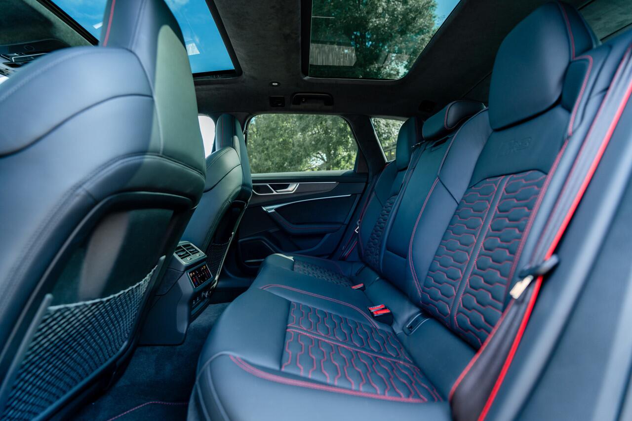 Audi RS6 Avant 4.0 TFSI quattro ABT | ABT HR22 Glossy Black | Audi Exclusive | Carbon optiek | Dynamic plus | Keramische remmen | Design pakket rood | Alcantara hemel | Panorama dak | Assistentiepakket plus | B&O Premium audio | Carbon spiegels | Carnon interieur 