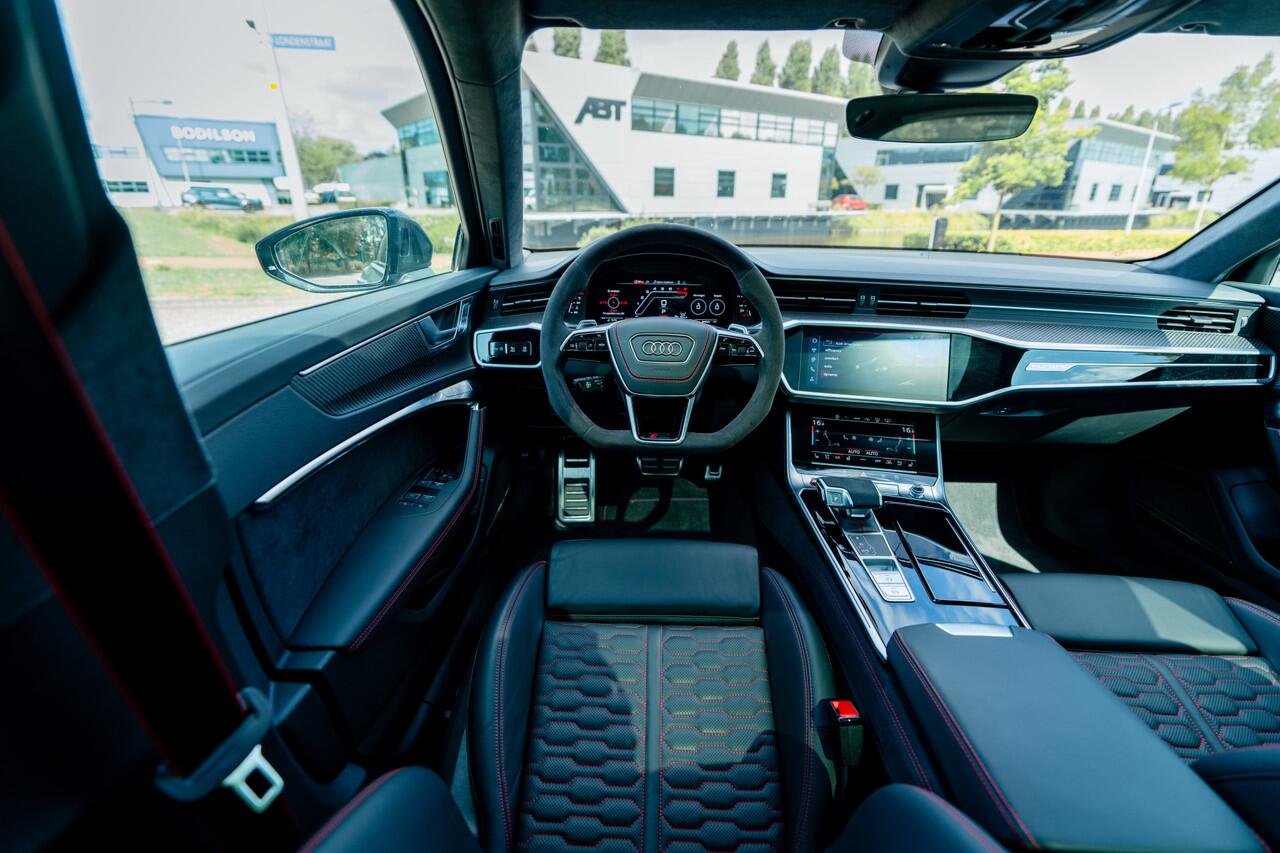 Audi RS6 Avant 4.0 TFSI quattro ABT | ABT HR22 Glossy Black | Audi Exclusive | Carbon optiek | Dynamic plus | Keramische remmen | Design pakket rood | Alcantara hemel | Panorama dak | Assistentiepakket plus | B&O Premium audio | Carbon spiegels | Carnon interieur 