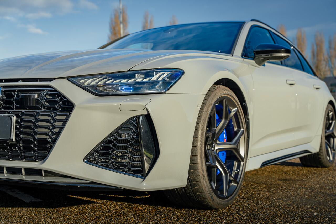 Audi RS6 Avant 4.0 TFSI quattro performance | B&O Advanced 3D | Dynamic plus | Keramische remmen | RS design pakket blauw plus | Alcantara hemel | blauw carbon interieur | DRC | Assistentiepakket plus | Panoramadak