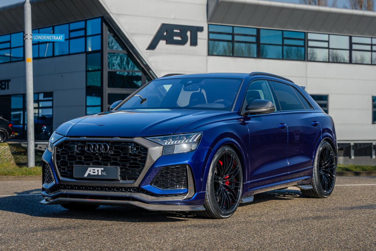 Audi RSQ8 ABT RSQ8-S 700PK | ABT HR23 Glossy Black | Dynamic plus | Carbon exterieur | Designo Mystic blauw (Audi Exclusive) | Keramische remmen | Panorama dak | alcantara hemel | RS Design pakket rood Assistentie pakket plus | Uitgebreid leder pakket | Head-up | M