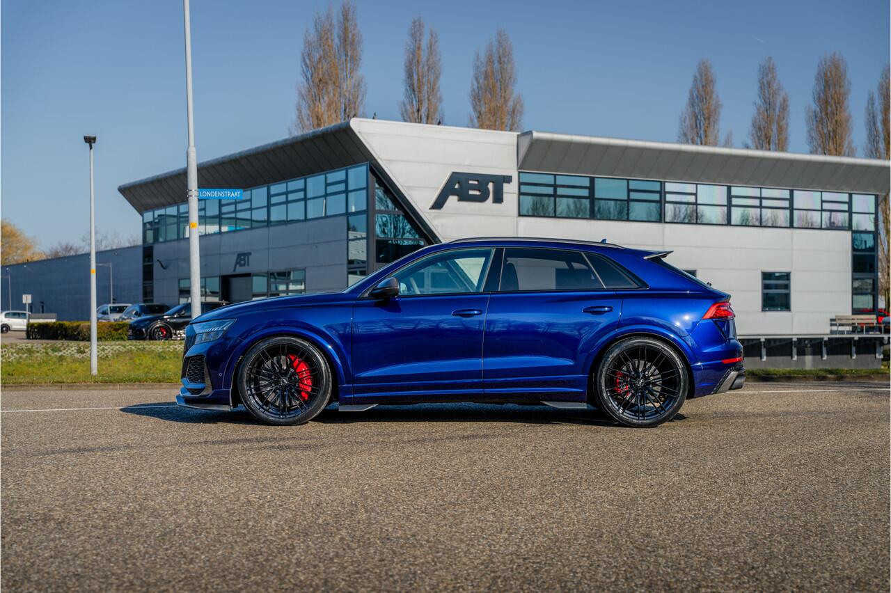 Audi RSQ8 ABT RSQ8-S 700PK | ABT HR23 Glossy Black | Dynamic plus | Carbon exterieur | Designo Mystic blauw (Audi Exclusive) | Keramische remmen | Panorama dak | alcantara hemel | RS Design pakket rood Assistentie pakket plus | Uitgebreid leder pakket | Head-up | M