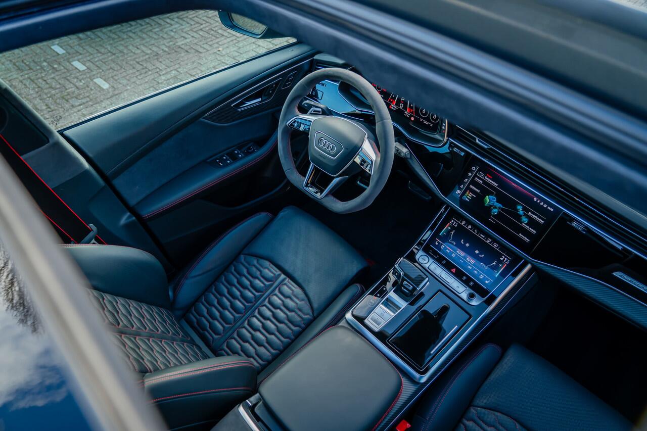 Audi RSQ8 ABT RSQ8-S 700PK | ABT HR23 Glossy Black | Dynamic plus | Carbon exterieur | Designo Mystic blauw (Audi Exclusive) | Keramische remmen | Panorama dak | alcantara hemel | RS Design pakket rood Assistentie pakket plus | Uitgebreid leder pakket | Head-up | M