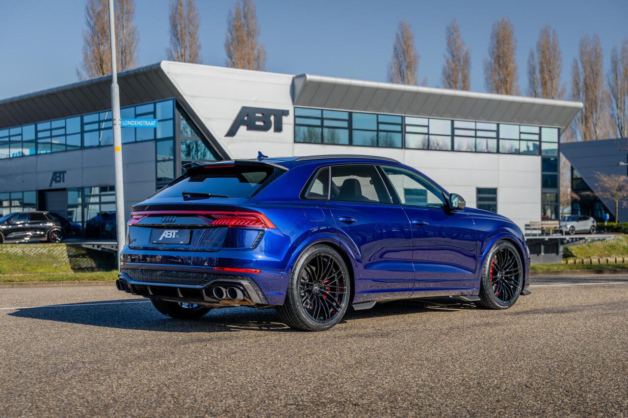 Audi RSQ8 ABT RSQ8-S 700PK | ABT HR23 Glossy Black | Dynamic plus | Carbon exterieur | Designo Mystic blauw (Audi Exclusive) | Keramische remmen | Panorama dak | alcantara hemel | RS Design pakket rood Assistentie pakket plus | Uitgebreid leder pakket | Head-up | M
