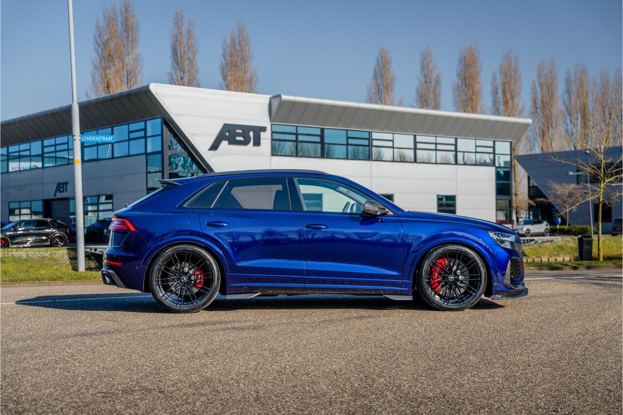 Audi RSQ8 ABT RSQ8-S 700PK | ABT HR23 Glossy Black | Dynamic plus | Carbon exterieur | Designo Mystic blauw (Audi Exclusive) | Keramische remmen | Panorama dak | alcantara hemel | RS Design pakket rood Assistentie pakket plus | Uitgebreid leder pakket | Head-up | M