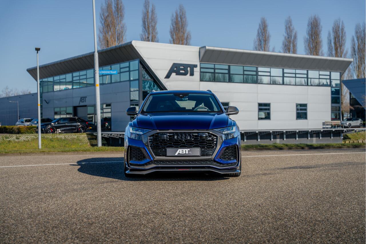 Audi RSQ8 ABT RSQ8-S 700PK | ABT HR23 Glossy Black | Dynamic plus | Carbon exterieur | Designo Mystic blauw (Audi Exclusive) | Keramische remmen | Panorama dak | alcantara hemel | RS Design pakket rood Assistentie pakket plus | Uitgebreid leder pakket | Head-up | M