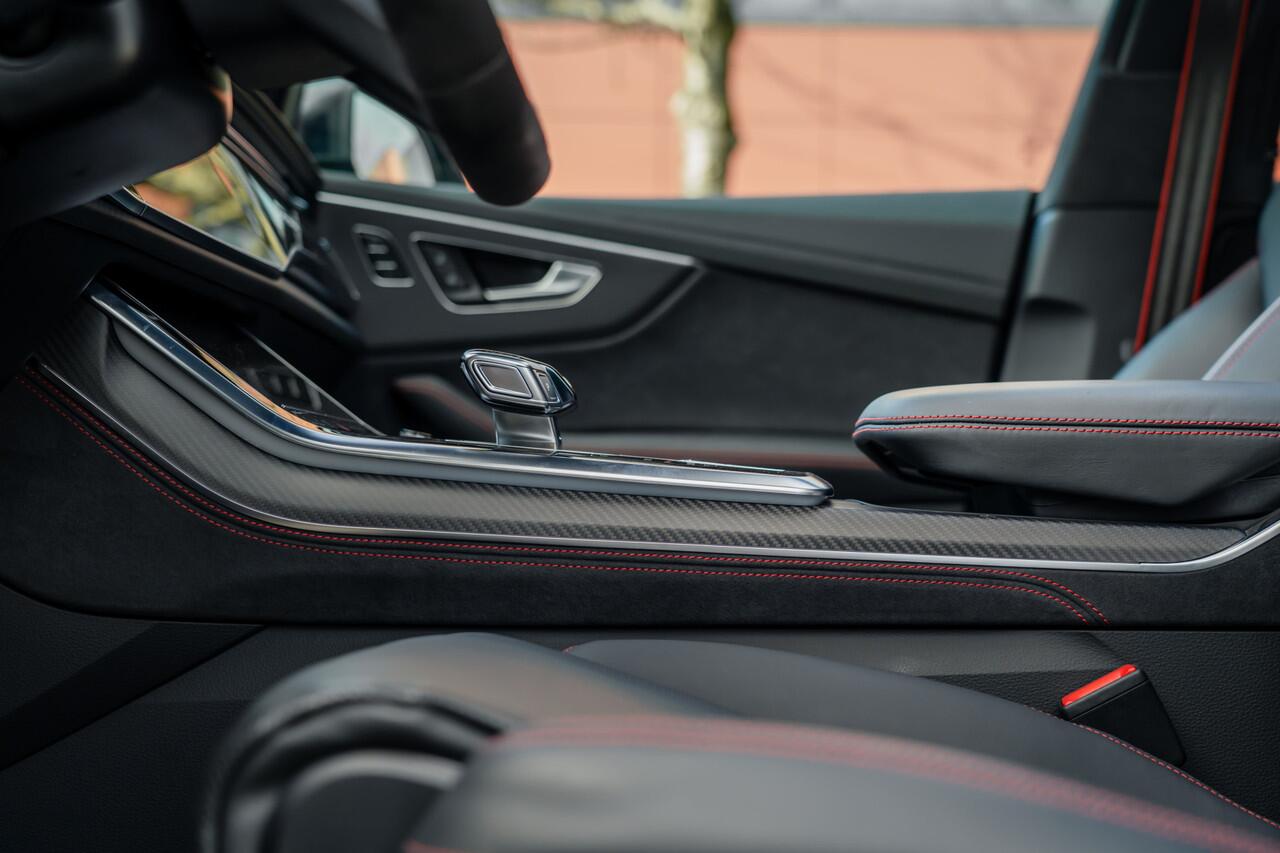 Audi RSQ8 ABT RSQ8-S 700PK | ABT HR23 Glossy Black | Dynamic plus | Carbon exterieur | Designo Mystic blauw (Audi Exclusive) | Keramische remmen | Panorama dak | alcantara hemel | RS Design pakket rood Assistentie pakket plus | Uitgebreid leder pakket | Head-up | M