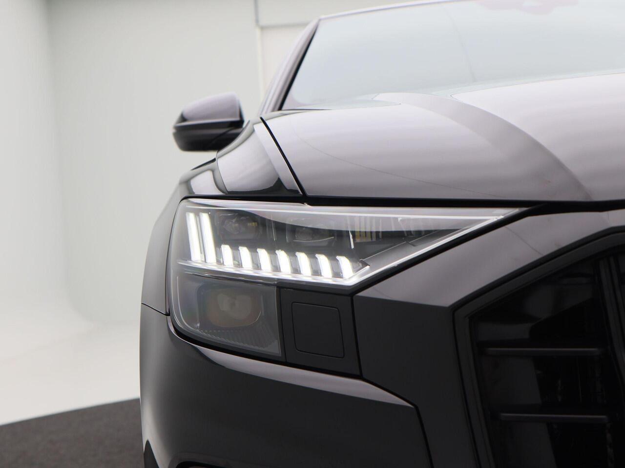 Audi SQ8 4.0 TFSi 507 Pk Automaat quattro | Matrix LED | B&O | Panorama Dak | Trekhaak | Stoel en Stuur Verwarming | Carbon Interieur | Camera | Elektrische Achterklep | 23 Inch | 79.797 Km