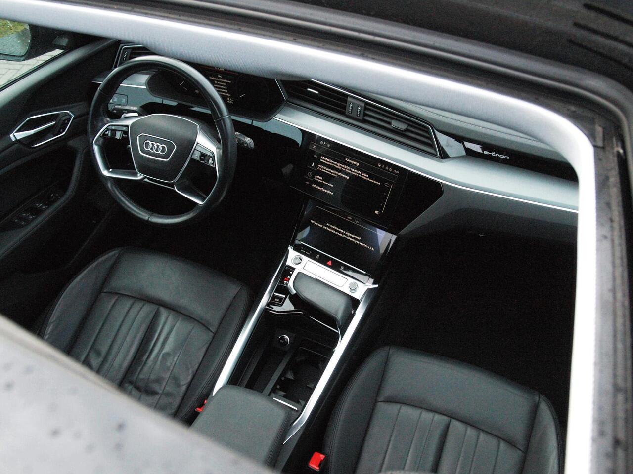 Audi e-tron 55 quattro Business edition Plus 95 kWh | 91% | Panoramadak | Apple Carplay | Trekhaak | Parkeersensoren | Adaptieve Cruise Control |