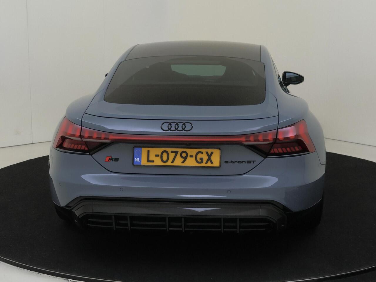 Audi e-tron GT RS 93 kWh | Carbon pakket in- en exterieur | 360 camera | Luchtvering | Stoelventilatie voor | Bang & Olufsen | Lederen bekleding | LED matrix verlichting |