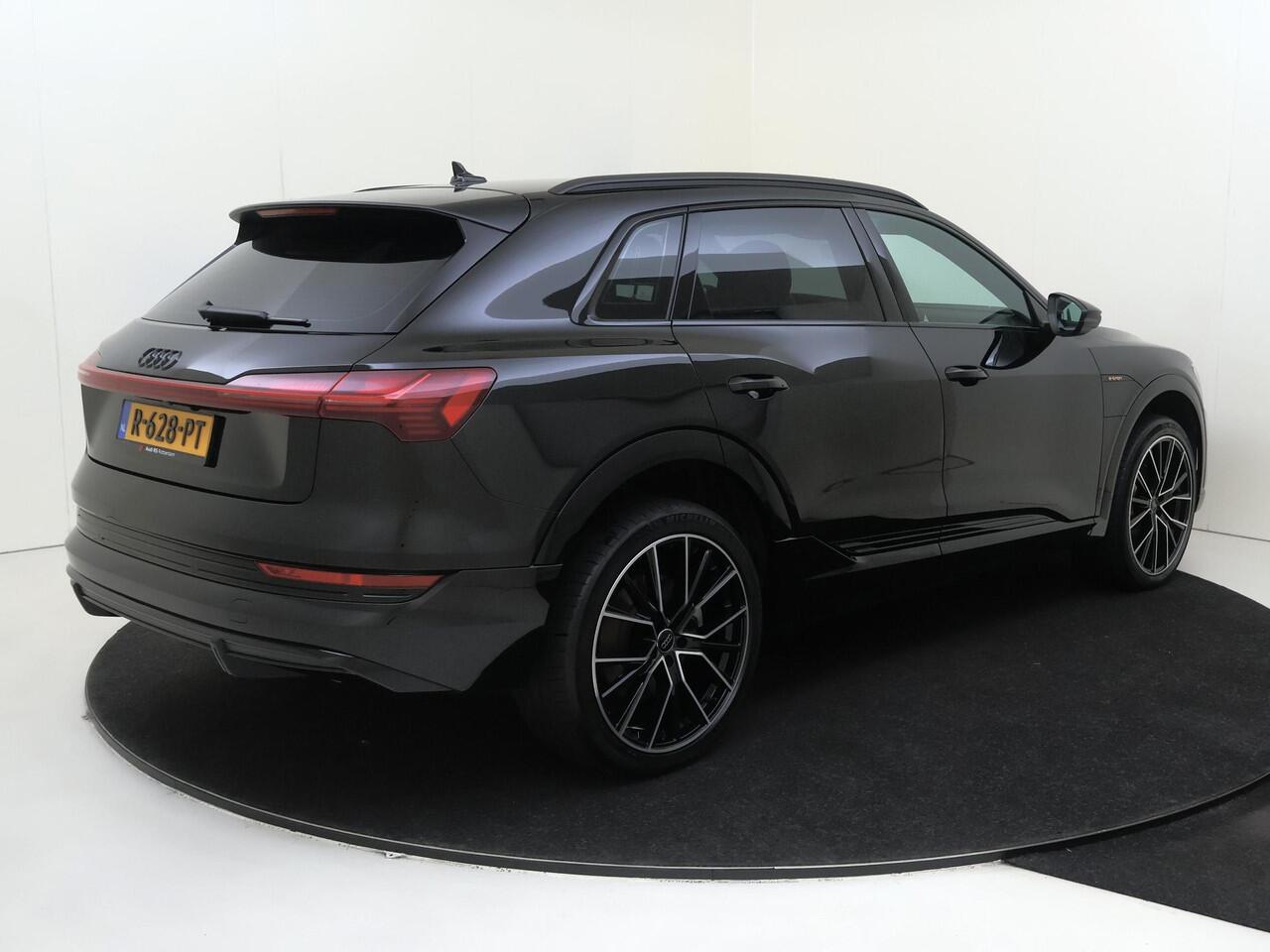 Audi e-tron 55 quattro S edition 95 kWh | Luchtvering | Achteruitrijcamera | Adaptieve cruise control | Stoelverwarming | CarPlay | Navigatie |